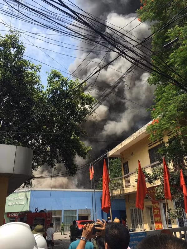 Khói lửa bốc cháy dữ dội bên trong nhà máy Hồng Hà.