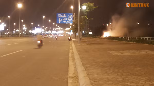 Thời tiết nóng nực cộng thêm việc hít phải khói bụi rơm rạ bị đốt sau mỗi lần di chuyển trên tuyến đường Võ Nguyên Giáp càng làm người dân cảm thấy ngột ngạt hơn.