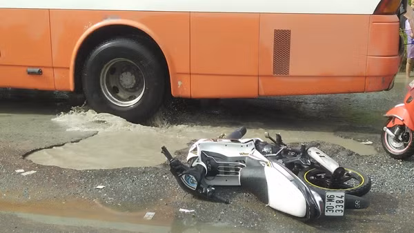 Theo thông tin từ chị Nguyễn Thị H. (SN 1991, nhân chứng), chiếc xe bồn cán người tử vong tháo chạy khỏi hiện trường mang BKS: 29V-421xx. Sau khi xảy ra tai nạn, xe bồn tháo chạy khỏi hiện trường rất nhanh nhưng do trời mưa to nên mọi người không ai dám truy đuổi.