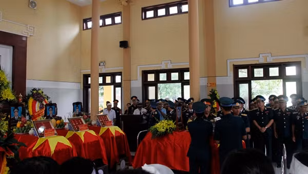 Những người đồng đội, đồng chí lặng lẽ cùng người thân đứng cạnh bên các anh lần cuối. Từ nay, các anh sẽ mãi bay xa cùng cánh chim trời.