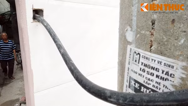 Chủ ngôi nhà còn "tận tình" đục khoét những lỗ nhỏ nhất có thể trên tường nhà cho đường dây điện chạy xuyên qua.