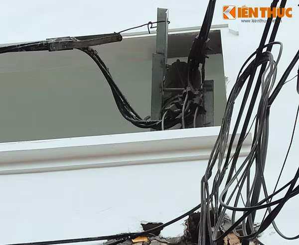 Trong khi đó, những dây cáp điện ở tầng 2 vẫn còn được nối từ đồng hồ ra các hộ dân sống xung quanh.