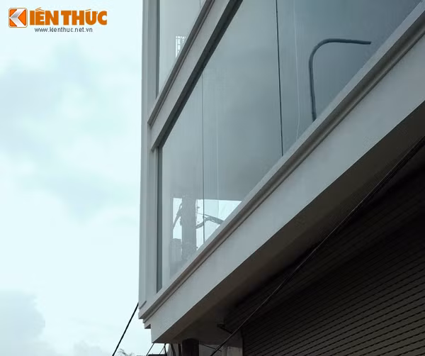 Cận cảnh cột điện đã bị cắt cụt ở tầng 2 của ngôi nhà.