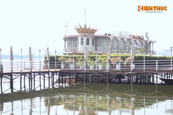 Trước đó, tại buổi gặp mặt báo chí ngày 16/6, ông Vũ Văn Viện - Giám đốc Sở Giao thông Vận tải Hà Nội cho biết, sẽ nhanh chóng họp bàn và phối hợp với các đơn vị chức năng liên quan của UBND TP. Hà Nội cùng UBND quận Tây Hồ lập biên bản, đình chỉ hoạt động tất cả tàu thuyền trên hồ Tây (kể cả có phép lẫn không phép). Theo lãnh đạo Sở GTVT Hà Nội, Sở này sẽ phối hợp cùng CSGT đường thủy nhanh chóng hoàn thành việc thực hiện đình chỉ tàu thuyền trên hồ Tây trước ngày 20/6. Đồng thời, phối hợp với UBND quận Tây Hồ đẩy nhanh tiến độ xây dựng bến thủy, cầu tàu ở Đầm Bảy để có thể di dời các tàu thuyền về tập kết trong thời gian sớm nhất.