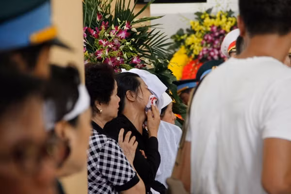 Những người thân các anh khóc thương trước nỗi đau, nỗi mất mát to lớn này.