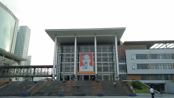 Bước sang ngày thứ 2 của kỳ thi tuyển sinh vào lớp 10 năm học 2016-2017, sáng nay (9/6), tại trường THPT chuyên Amsterdam (Hà Nội), các thí sinh bước vào môn thi Ngoại Ngữ, thời gian làm bài 120 phút.