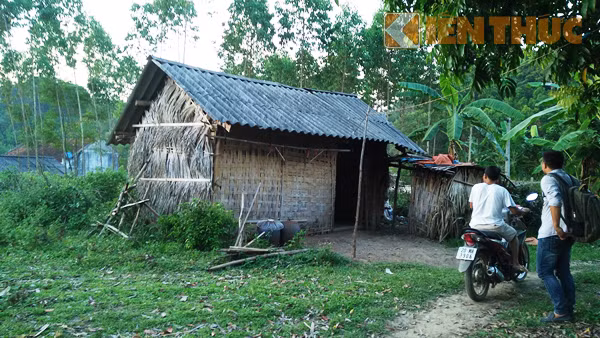 Ngôi nhà tạm bợ, nghèo khó nơ chị T. sinh sống.