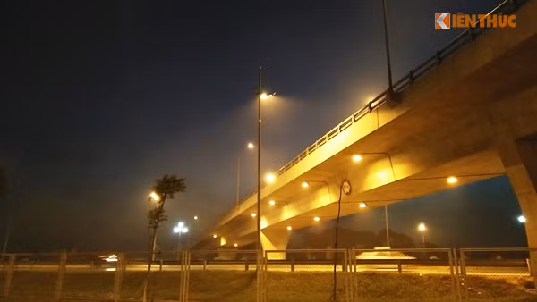 Những làn khói trắng mù mịt hiện lên rõ rệt dưới bóng đèn điện cao áp trên đường.