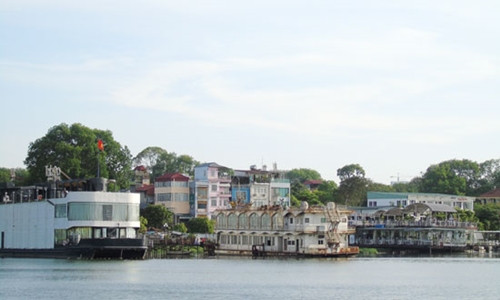 Tất cả hoạt động của các tàu thuyền trên Hồ Tây sẽ bị đình chỉ trước ngày 20/6. Ảnh Ngọc Hải/KTĐT.