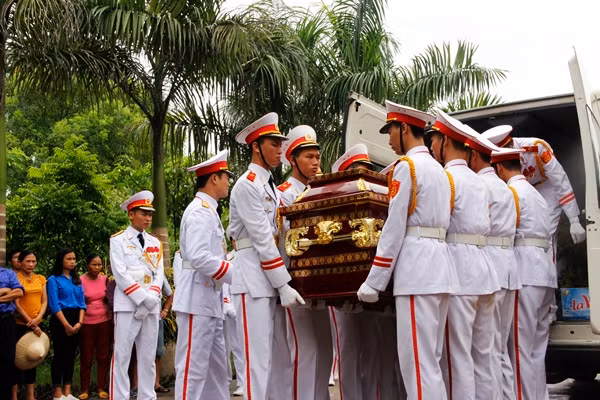 Linh cữu của 9 quân nhân CASA 212 lần lượt được đưa vào bên trong để tiến hành làm lễ trước khi hỏa táng.