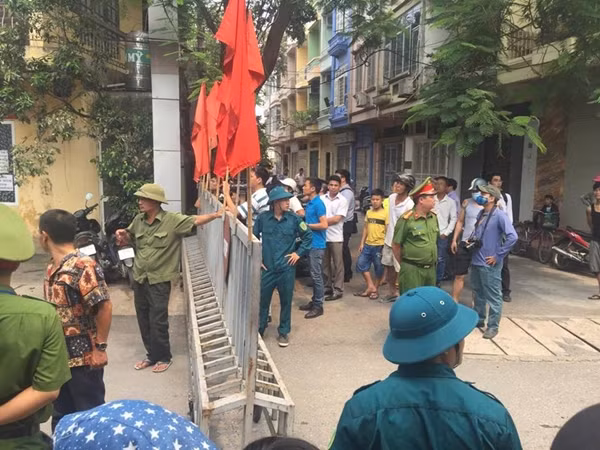 Lực lượng chức năng không cho người dân tiến sát khu vực hiện trường.