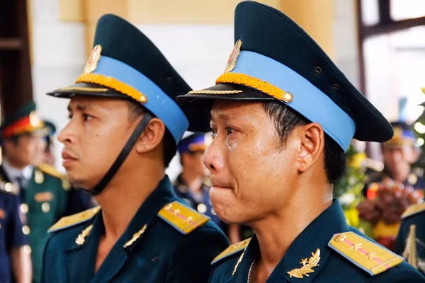 Đồng đội khóc nghẹn trước linh cữu 9 quân nhân hi sinh. Các anh ra đi là một mất mát to lớn của Tổ quốc và gia đình.