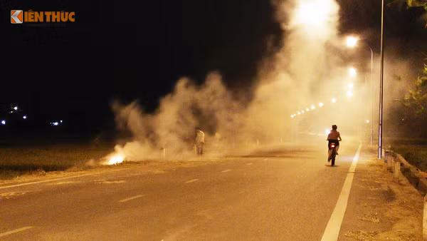 Khói lửa bao trùm cả người lẫn đường.