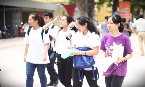 Các thí sinh nở nụ cười rất tươi ra khỏi phòng thi.