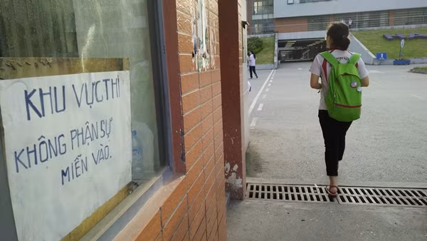 Để kịp thời gian vào phòng thi và không để xảy ra tình trạng vi phạm quy chế tuyển sinh, các thí sinh được phụ huynh đưa đến trường thi từ rất sớm để kiểm tra lại thủ tục, giấy tờ liên quan.