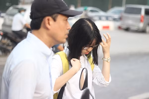 Phụ huynh và thí sinh lo lắng khi làm mất giấy dự thi. Đến 14h chiều nay, các thí sinh tiếp tục tham dự các môn chuyên trong kỳ thi tuyển sinh vào lớp 10 tại Hà Nội.