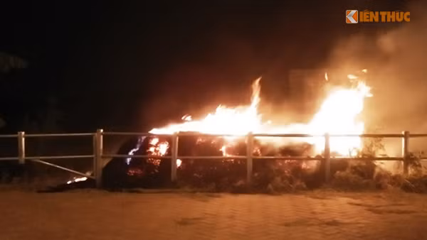 Những đống rơm rạ chỉ được người dân đốt cháy khi trời tối.