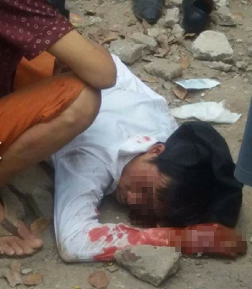 Người đàn ông bị người dân đánh trọng thương sau khi dùng dao kề cổ, khống chế người vợ do ghen tuông.