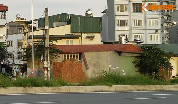 ... hoặc chỉ xây tạm để giữ đất.