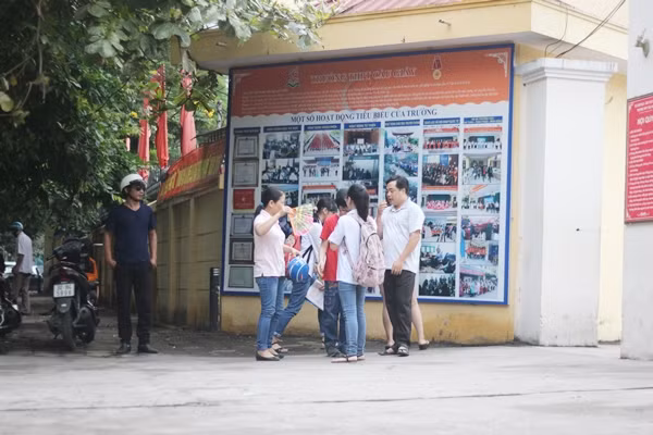 Ghi nhận của phóng viên Kiến Thức, tại trường THPT Cầu Giấy (Hà Nội), nhiều phụ huynh đưa thí sinh đến trường thi từ sáng sớm để các thí sinh kịp giờ thi. Ảnh: Các bậc phụ huynh động viên thí sinh trước khi vào phòng thi.