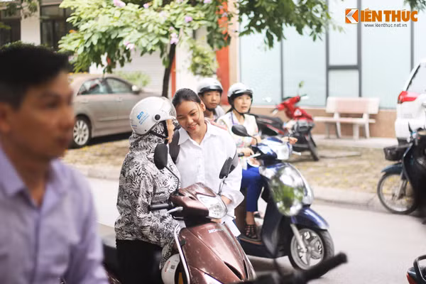 "Cố gắng làm bài thật tốt con nhé. Cố lên!".