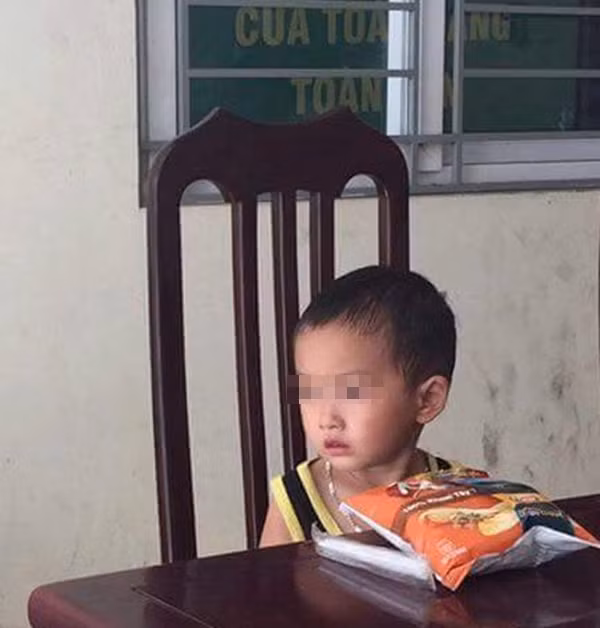 Xot xa be trai 2 tuoi bi bo roi cung la thu tuyet vong