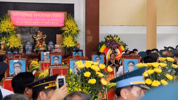 Đến 13h, linh cữu các quân nhân đã được đưa vào bên trong nhà tang lễ của Đài hóa thân Hoàn Vũ Văn Điển. Ông Lê Đình Hùng, anh trai của phi công Lê Kiêm Toàn, thay mặt 9 gia đình nói lời cảm ơn các cơ quan, đoàn thể, cá nhân... đã đến thăm viếng, chia sẻ, động viên trước nỗi mất mát to lớn của gia đình... Đến khoảng 15h30, sau khi làm xong thủ tục hỏa táng, ban tổ chức tang lễ sẽ bàn giao tro cốt các quân nhân cho người thân đưa về quê an táng.