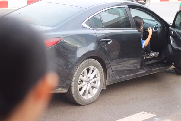 Nữ sinh được bố mẹ đưa đến trường thi bằng ô tô.