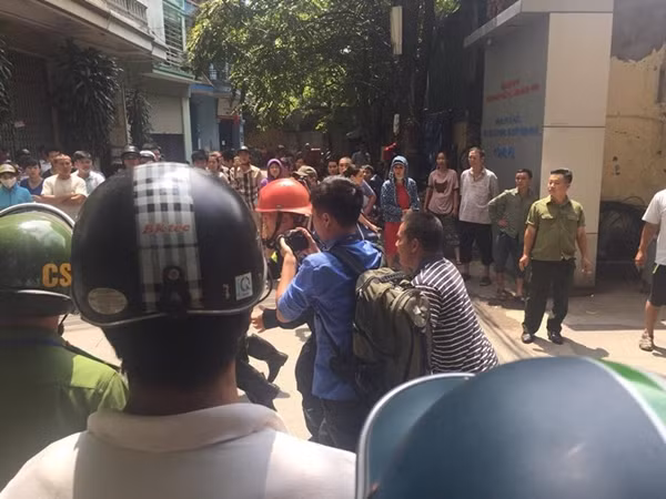 Tuy nhiên, nhiều người hiếu kỳ vẫn kéo nhau đến xem khiến xung quanh khu vực hiện trường bị ùn tắc.