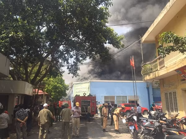 Lực lượng CSGT số 3 cũng khẩn trương có mặt ở hiện trường để điều tiết giao thông.