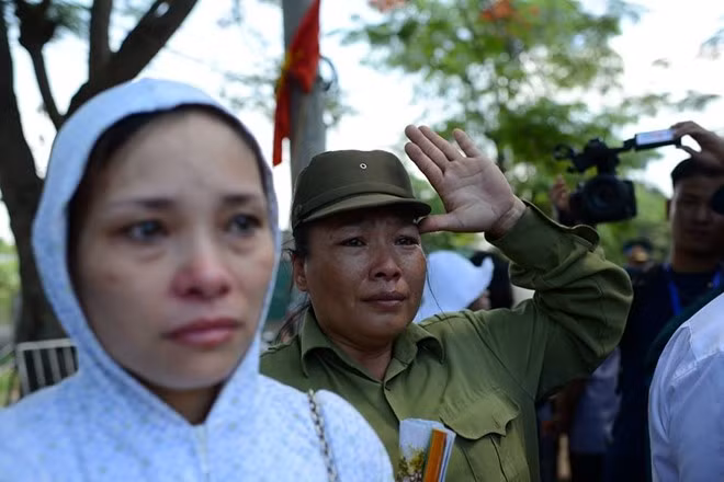 Người dân hai bên đường nghẹn lòng vẫn tay vĩnh biệt người anh hùng của bầu trời xanh lần cuối. Ảnh: Zing News.