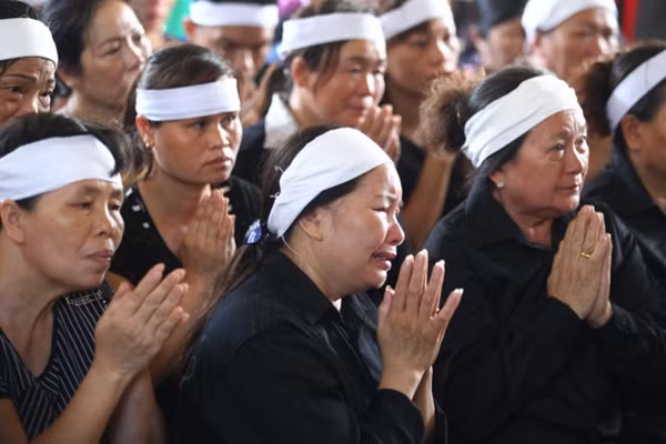 Một người thân trong gia đình Đại tá Trần Quang Khải bật khóc trước sự ra đi bất ngờ của anh khiến mọi người tham dự lễ viếng đều cảm thấy nghẹn lòng. Ảnh: Tuổi Trẻ.