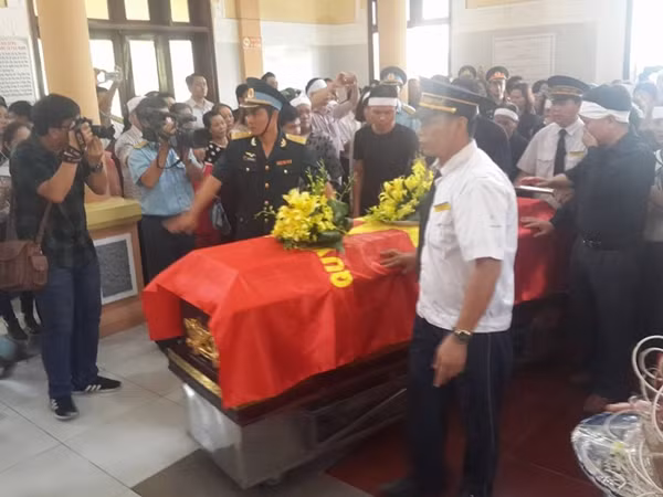 Linh cữu của Đại tá Trần Quang Khải được gia đình, đồng đội, bạn bè đưa vào bên trong nhà tang lễ.