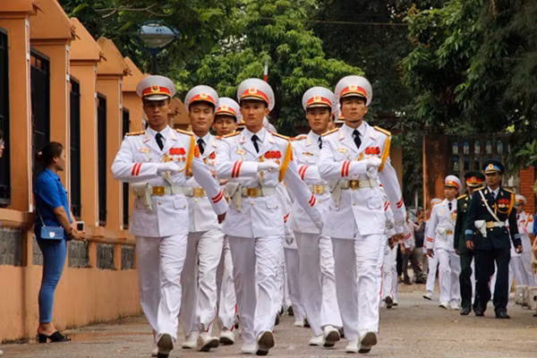 Các tiêu binh làm nhiệm vụ đưa linh cữu 9 quân nhân vào bên trong.
