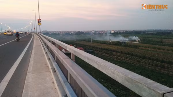 Thời gian gần đây, nhiều người dân Hà Nội khi tham gia giao thông trên tuyến đường Võ Nguyên Giáp (địa phận huyện Đông Anh di chuyển theo cả hai hướng từ cầu Nhật Tân - Nội Bài và ngược lại) đều cảm thấy khó chịu vì hít phải khói bụi rơm rạ được đốt ngay cạnh đường. Ảnh chụp hướng cầu Nhật Tân - Nội Bài.