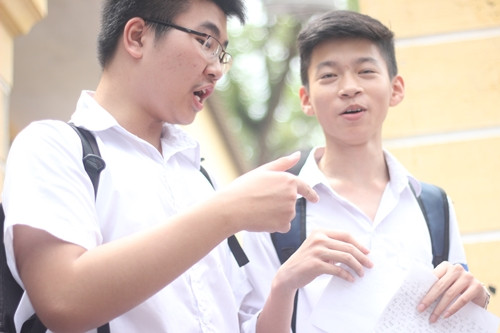 Em Đăng (bên trái) tự tin hoàn thành tốt bài làm môn Ngữ văn.