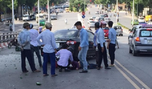 Các nạn nhân nhanh chóng được người dân đưa đi bệnh viện cấp cứu.