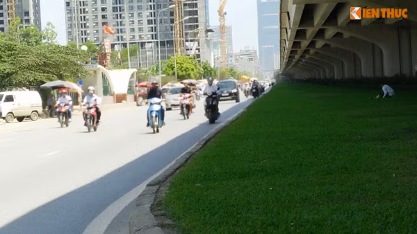 Phần diện tích bóng râm trên đường còn rất hẹp, nhiều xe máy sẵn sàng xâm chiếm sang cả làn ô tô để trốn nắng.