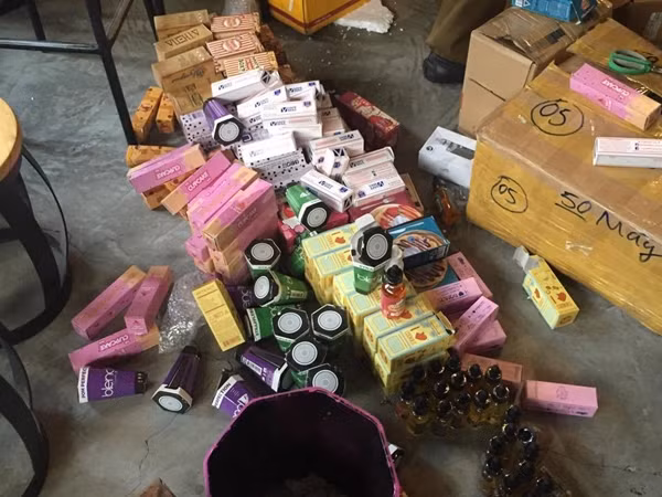 Thu giu nhieu dung cu hut thuoc la dien tu khong ro nguon goc