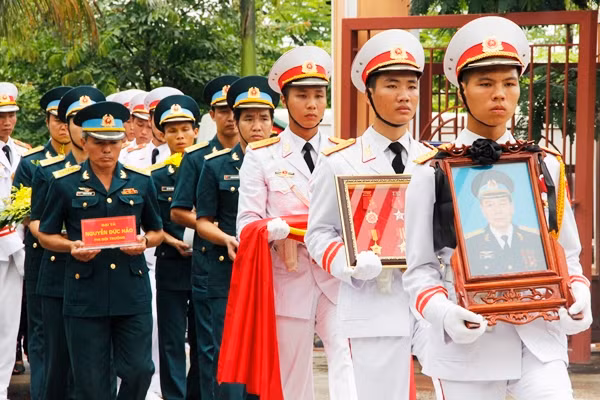 Đồng đội bước chầm chậm tiễn đưa các anh.