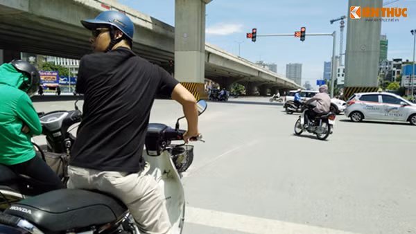 Đứng dưới cái nắng chang chang mà phải chờ đợi đèn đỏ chỉ khoảng 1 phút thôi nhưng người đi đường cũng cảm thấy vô cùng khủng khiếp, giống như đang bị tra tấn trong lòng "địa ngục".