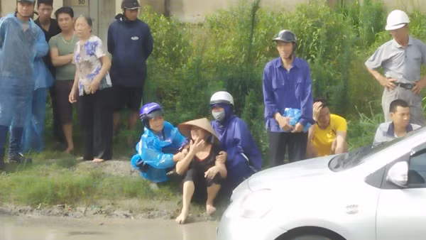 Người thân nạn nhân cũng nhanh chóng đến hiện trường sau khi nhận được thông tin về vụ việc.