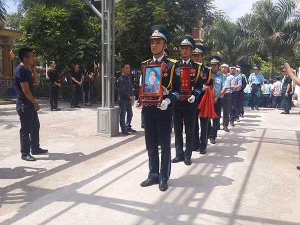 Đoàn tiêu binh nhanh chóng đưa di ảnh và chuyển linh cữu của Đại tá Trần Quang Khải vào nhà tang lễ để làm các thủ tục trước khi hỏa táng.