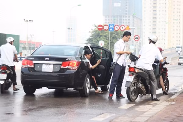 Thí sinh nhanh chóng rời khỏi xế hộp để vào khu vực trường thi.