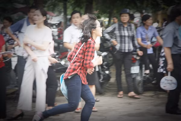 Tại điểm thi trường THPT Cầu Giấy (Hà Nội), một số thí sinh đến muộn buổi thi đầu tiên, môn Ngữ văn, kỳ thi vào lớp 10 năm học 2016-2017. Trong ảnh: Nữ sinh chạy như bay vào khu vực trường thi.