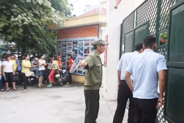Lực lượng bảo vệ buộc phải đến mời phụ huynh đứng xa khỏi cổng trường thi để đảm bảo an ninh, trật tự cho khu vực.