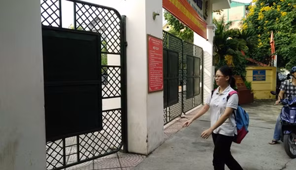 Thí sinh vội vã đến trường thi sau khi cổng trường đã đóng.