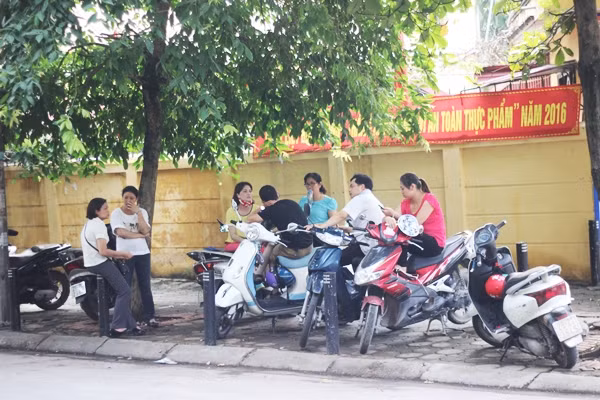 Theo chia sẻ của nhiều phụ huynh, bên cạnh việc cho con em theo học và ôn thi tại trường, các em còn được đi học thêm bên ngoài để bổ sung kiến thức đảm bảo cho việc tham dự kỳ thi tuyển sinh lớp 10 đạt điểm tốt nhất. "Tôi cho con thi trường này để lấy điểm chuẩn, sau đó cho con vào học trường Quốc tế. Bên cạnh việc ôn thi trong trường, gia đình cũng có cho con học thêm ở ngoài. Tuy nhiên, việc học của cháu gia đình không ép buộc mà để cháu tự nguyện", chị Lan (một bậc phụ huynh có con thi tại trường THPT Cầu Giấy) chia sẻ.