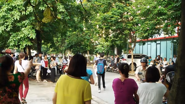 Nam thí sinh vào nhầm điểm thi, cuống quýt chạy ra ngoài.