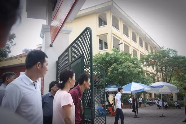Khi con em đã vào trường thi, nhiều bậc phụ huynh đứng ở bên ngoài cảm thấy hồi hộp, lo lắng không kém thí sinh ngồi trong phòng.